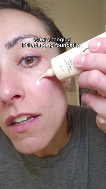 I was so skeptical about this Luxe Cosmetics color changing Foundation at first, but OMG—it actually works. Like, it goes on white, and then somehow it just knows my exact shade?? How is that even a thing?! 😂 The best part? No more guessing my foundation shade or dealing with that awkward orange look halfway through the day. Plus, it feels super lightweight and gives me such a natural finish. Oh, and did I mention it has skincare ingredients too? Hyaluronic Acid, Niacinamide, and peptides while I’m wearing makeup? Yes, please. 🙌 Honestly, this might be the most genius makeup product I’ve ever tried. #LuxeCosmetics #ColorChangingFoundation #Foundation #Makeup #tiktokshopspringglowup 