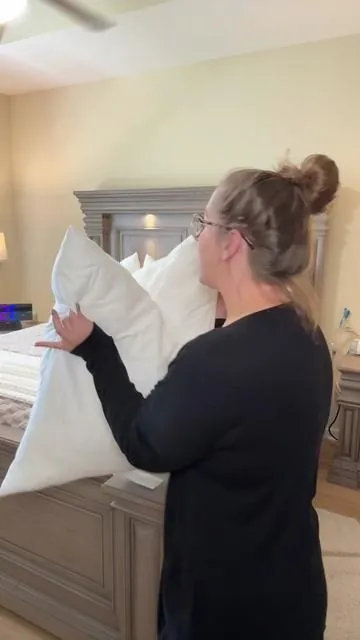 If you have been wanting big pillows like this, you can get 4 all at once!  #cozybedroom #cozyhome #pillow #pillows #beddingdecor 