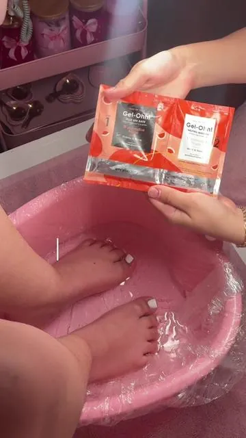 Enjoy a relaxing jelly pedi soak with me 🫧 🎀  The Woodlands/ North Houston-Tx📍 Link in bio to book 🔗💅 #jellypedicure #toetech #houstonnailtechs #fyp #explorepage✨ 