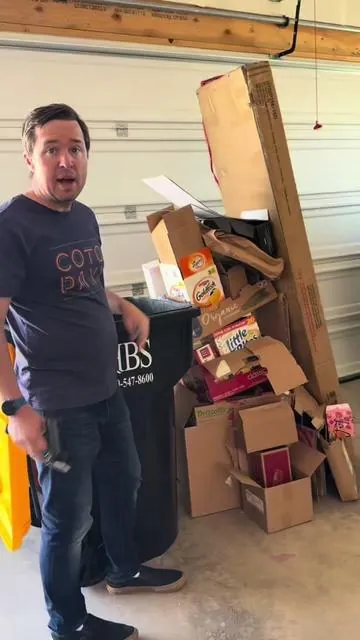 If you’re the cardboard king or queen in your house, you need an electric cardboard cutter. In a world where packages show up daily, cardboard piles up fast and trying to fit it all in the recycling bin can be a struggle. Stop fighting it with a utility knife and make it easy with an electric cardboard cutter. #momlife #homehack #recyclinghack #lifeeasier 📦✂️ #Greenish