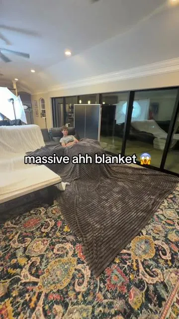 these blankets are insanely massive #comfrt #blanket 