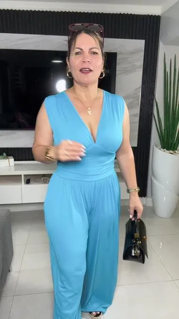 Women's Plain Ruched Deep V Neck Ribbed Jumpsuit, Elegant Sleeveless Wide Leg Jumpsuit for Summer, Ladies Clothes for Beach Holiday Vacation #jumpsuits #enterizoslargos #enterizos #modafeminina #tiktokshopcreatorpicks 