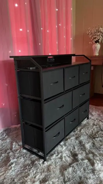 Mueble organizador con cajones, luces LED y enchufes. Ideal para guardar ropa y usar como base para TV.  #organizadordecajones #muebletv #organizadordecuarto #roomorganization #tiktokshopfinds