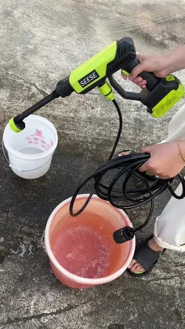 Dies ist eine sehr leistungsstarke Sprühmaschine, die mir hilft, den Boden zu reinigen.#sprinkler #tiktokdiwali #tragbar #hochdruckreiniger #populär