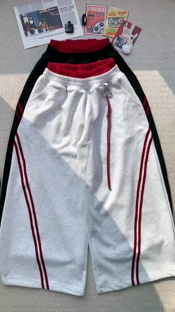 Found the sweatpants that actually feel like a vibe ☁️✨ TELLFUN Y2K baggy wide-legs with side stripes — oversized, unisex, and ridiculously comfortable 🔥💫 Whether you're lounging, running errands, or flexing streetwear energy, these joggers deliver that effortless cool every single time 😎🖤#Y2KPants #spotlightfinds #tiktokshopjumpstartsale #sweatpants #fashion #creatorsearchinsights #ootd #fashion #outfit 