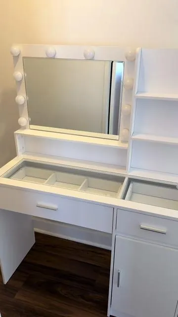 Vanity súper bonito con luz led en diferentes tonalidades  . . . . . #vanitydesk #vanity #vanityroom #vanityorganization #tiktokshopcreatorpicks 