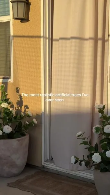Perfect if you struggle to keep real ones alive 🙂‍↕️🙂‍↕️ #porchdecor #outdoordecor #outdoorplants #artificialtree #artificialplants    