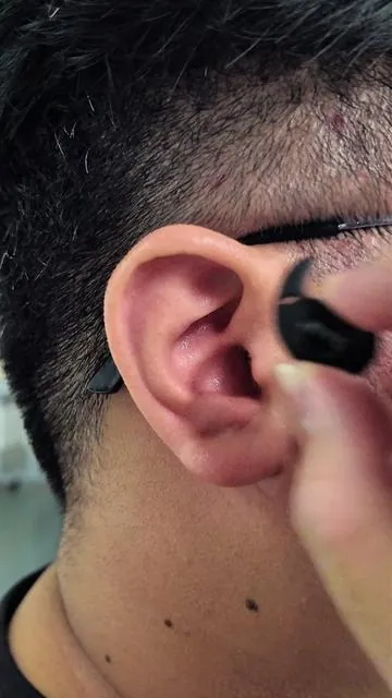 How to sleep with earbuds and actually feel nothing. #invisibleearbuds #earbuds #noisecancellingheadphones #headphones #earbudswireless      