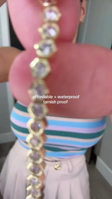 affordable gold tennis bracelet that everyone will wonder if it’s real or not 😂😂 #tennisbracelet #affordablejewelry #waterproofjewelry #greenish #goldbracelet 