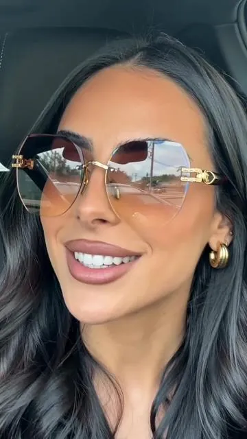 Gafas de sol geométricas ligeras para mujer, ideales para uso diario y actividades al aire libre. #fashion #beauty #glasses #fashionfinds #fashionaccesories #luxurybags #luxuryfashion #summermakeup #theunikcosmetic #eyewear