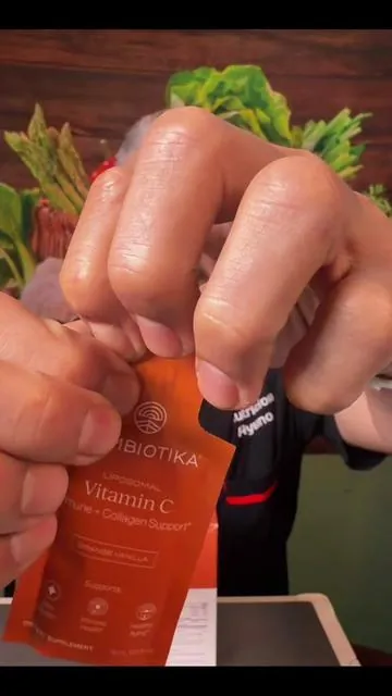 Este es un suplemento de vitamina C. La vitamina C es muy recomendada para apoyar tu colágeno @Cymbiotika #vitaminC #VitaminaC #colageno #greenish 