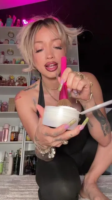 Dusting powder is a game changer 🤭🌞✨ #tiktokshopcreatorpicks #tiktokshopspringglowup #dustingpowder #perfumetiktok #bodycare 