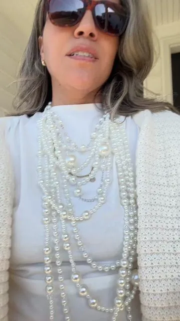This faux pearl necklace is such a statement and I’m loving it with a t shirt and jeans today. #necklace #necklaces #necklacestack #pearlnecklace 