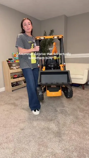 The work truck lovers are going to freak over this one 🥹🚜 #kidsrideoncars #kidsrideontractor #toddlermusthaves #summermusthaves #screenfreesummer 