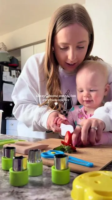 Kinda crazy how these tools can’t hurt your child but they can cut fruits and veggies🤯 These are a must have if your kiddos love to help you in the kitchen 🥹🤍 My daughter is only 15 months but she loved this so much! #montessori #montessoritoddler #kidskitchenset #kitchentoolsforkids 