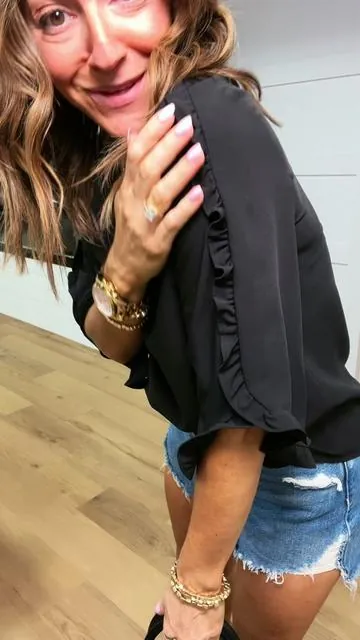 The sleeves! 🥰 Such a good basic! I’m 5’2” 127 in a small #blouse #blouseoutfit #elevatedbasics #basicoutfit @Evaless_Lilac @@Evaless official