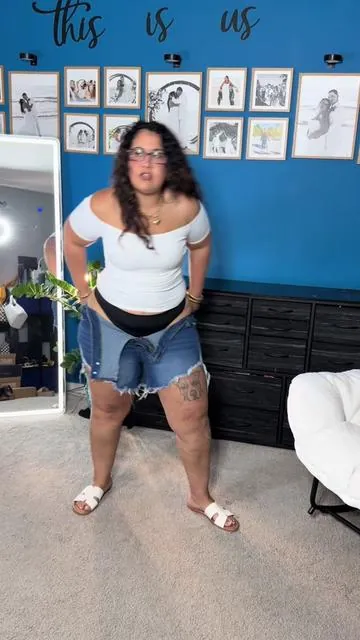 Stretchy!!!! And cute #jeanshorts #stretchyjeans #ootdinspo 