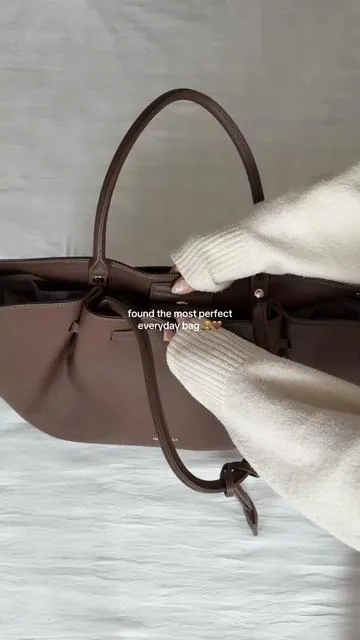 Color: Coffee 🤎✨ fits everything! 🫶🏻 #everydaybag #whatsinmybag #totebag #fashiongirlies #fashiontok 