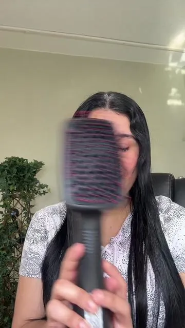 Este cepillo se ha vuelto mi favorito porque no solo me seca el cabello sino que también me lo peina y alisa al mismo tiempo. No hala mi cabello y mucho menos Me lo parte. Si lo quieres probar está trina de mi nombre. #TikTokShopStockUp #ad #hair #cabello #secador 