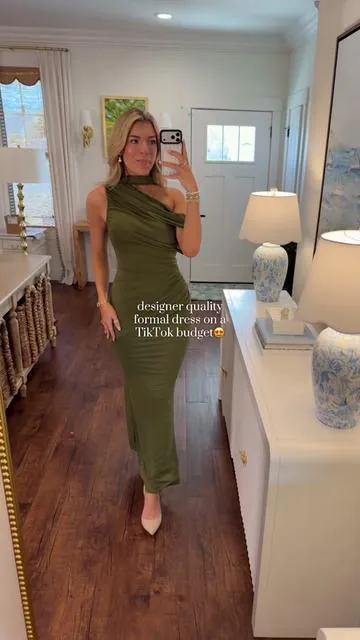 BUILT IN BRA with padding😍! SO nice that you don't have to worry about what bra you need to wear! Proof that GORGEOUS dresses don't have to be hundreds! Wearing size M and I'm 5'9! #weddingguestdress #formaldress #boujeeonabudget #lookforless #classydress