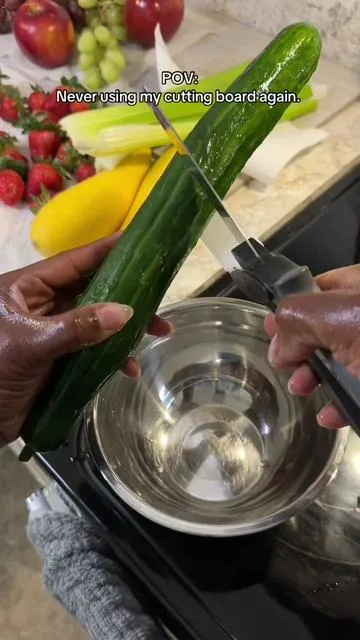 It’s a knife, scissors & cutting board all in one. Genius….or lazy? I LOVE IT!  #KitchenHacks #kitchengadgets #kitchenknives #cuttingboard #tiktokshopcreatorpicks 