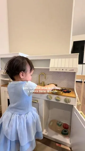 pov: tu bebé ama la cocina y ahora tiene la suya 🍳✨ #cocina #juguete #babykitchen #playroom #playroominspo 