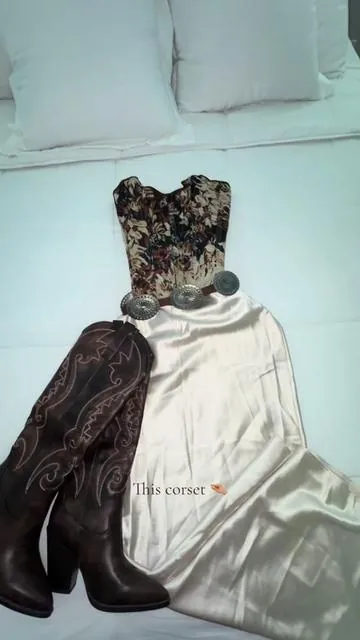 Under $10 for this beautiful corset 🙌🏽 #corset #vaquera #vaqueraoutfits #cowgirl #botas 