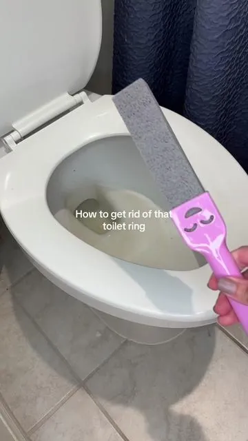 Pumice stone cleaning hack #cleaningtips #toiletcleaning #bathroomcleaning #cleaninghacks #cleantok 