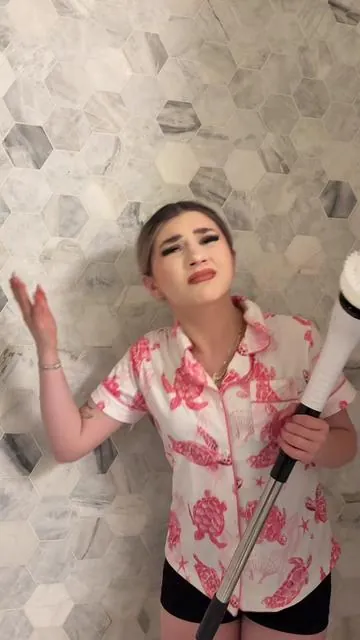 La mejor herramienta para limpiar tu baño 🤯🤯🧼🧽 #fypシ゚viral #cleaning #foryoupage 