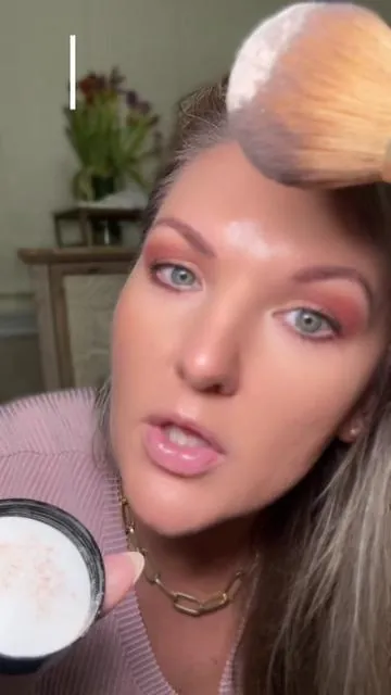 @Laura Geller Beauty is giving us a loose setting powder with filter blurring brightness, take my money 💵 #matureskinmakeup #matureskin #loosepowder #laurageller #beautyover40 