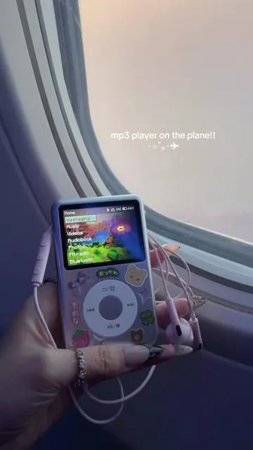 finally don’t need wifi to listen to my music while flying 😌🫶🏻 #mp3player #y2k #musicplayer #innioasisy1 #nostalgiacore 