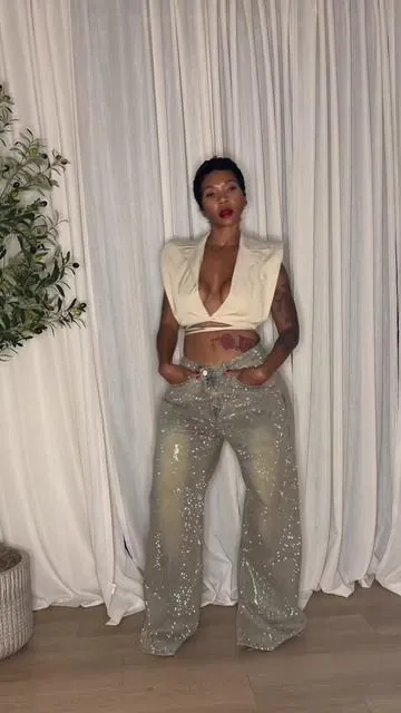 @AKIRA  Size•L runs true •stretch• 55’155 lbs #akira #fashion #outfitinspo #rhinestones #denim 