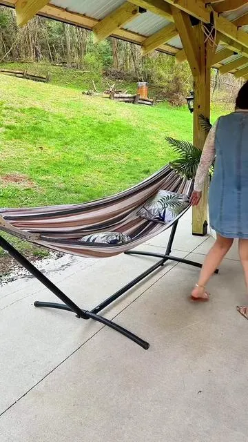 Hammock with Stand Included 450lb Capacity Steel Stand. Hamaca con base resistente para patio o jardín, fácil de armar y con bolsa para transportarla. Ideal para relajarte en casa o al aire libre. #add #tiktokshopfinds #hammockwithstand #patioideas #homefinds 