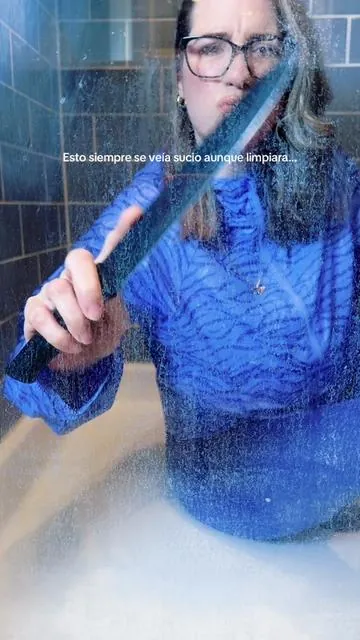 Tu baño puede verse limpio… pero estas manchas lo arruinan 😳 esto sí las quita de verdad #limpiezadecasa #waterspots #tiktokshopcreatorpicks #Tiktoshopstockup #Greenish  CHEMICAL GUYS Heavy Duty Water Spot Remover – Fast-Acting Gel Cleaner Eliminates Hard Water Spots, Stains & Mineral Deposits from Car Paint, Glass, Chrome, Metal & Wheels – Restore Shine & Clarity - Helps Prevent Paint Etching