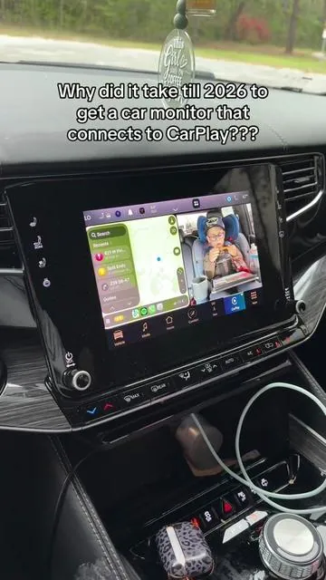 The fact that this connects straight to CarPlay and lets me see him while I’m driving… literally genius!! 👏🏽👏🏽 #momhack #carbabymonitor #carplay #babyessentials #carhack 