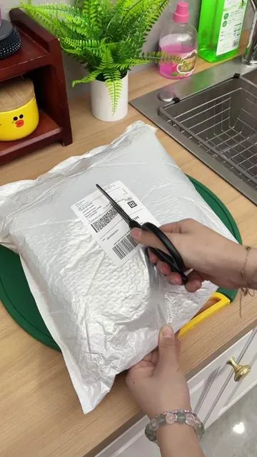 This dish brush with soap dispenser is kind to your hands and gentle on your cookware. Just a simple press releases the perfect amount of dish soap. It makes cleaning up so much faster and easier-total game-changer for the kitchen! #DishwashingBrush #KitchenEssentials #MustHave#SafeToUse #MultiFunctional 