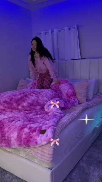 The blanket of my dreams 💭 #comfrtblanket #comfrtthedreamerblanket #thedreamerblanket #fluffyblanket #tiktokshop 