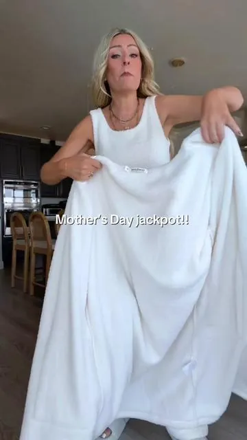 Mother’s Day gift idea 💕 this Mellow Sleep matching lounge set, hooded robe, and cloud slide set is the kind of gift moms will actually use. Everything has that mellow-soft comfort, and it’s one of those sets that makes staying in feel like a treat. Cozy, cute, and honestly an essential for mom life. 

#mothersdaygift #loungewear #robe #tiktokshopmothersday #tiktokshopstockup 

@Mellow Sleep thank you for gifting this to try 