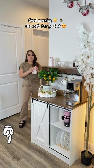 Si tienes poco espacio pero amas el café, este coffee bar es perfecto para ti ☕✨ no ocupa mucho, pero te organiza todo y se ve hermoso.” 	•	“Para cocinas pequeñas que necesitan orden y estilo… este coffee bar lo cambia todo 👀🔥 compacto pero súper funcional.” #coffe #bar #kitchen #smallspace #cafe 