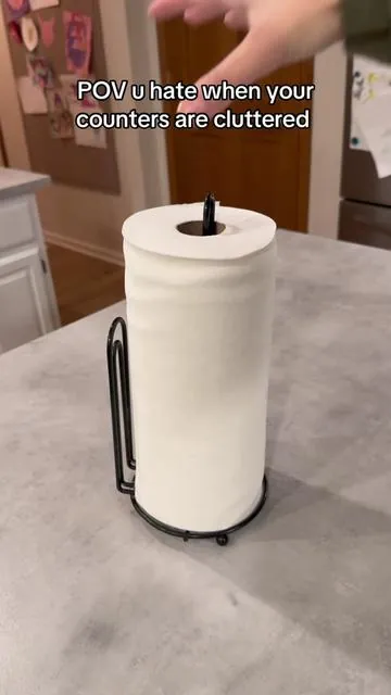 This paper towel holder has a sticky adhesive so u can stick it anywhere and have more counter space! 🙌#papertowelholder #papertowel #kitchengadgets #kitchencounter #kitchendecor 