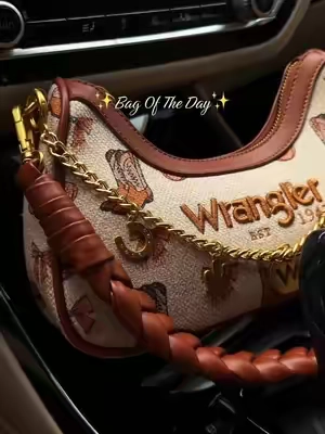 She is beautiful 😍 there’s more colors too, and it’s on a flash sale right now 😍 #wrangler #bags #pursetok #purse #wranglerbag 
