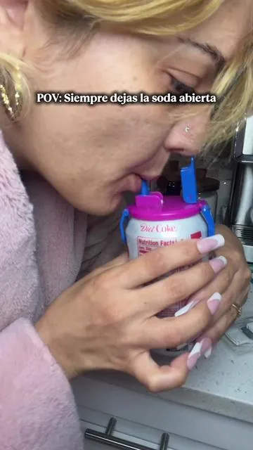 Nunca pensé que una tapa para latas fuera tan útil hasta que probé esta 🥤✨ Cierra con un click, ayuda a que la bebida se mantenga fresca por más tiempo y evita derrames. Perfecta para soda, refrescos o cualquier lata abierta. Te dejo el enlace arriba de mi nombre porque está en oferta. #tiktokshopfinds #productosvirales #gadgetsutiles #tiktokshoplatino