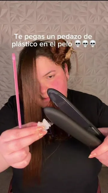 ESTA ES TU SEÑAL PARA QUE NO TE PLANCHES EL PELO. En mi defensa diré que tengo miopía y no vi el pedazo de plástico del cable que le había quitado a la plancha estaba cerca lo puse encima y se derritió (estoy ciega) 💀gracias a dios estaba en la esquina de la plancha cuñis, si no me tengo que arrancar el pelo y quedarme calva. Trágame tierra. #planchadecabello #rizadas #planchandomeelcabello #accidente #curlyhair 