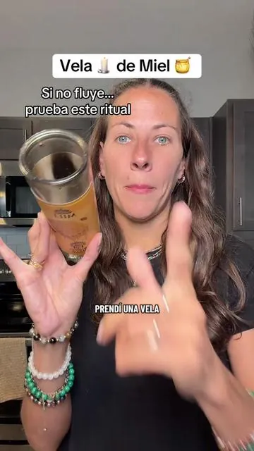 La abundancia no llega primero afuera… nace dentro de ti. Esta vela de miel es un pequeño ritual para ayudarte a liberar la mentalidad de escasez, abrirte a recibir con gratitud y recordar que mereces lo dulce de la vida. No se trata de luchar ni forzar resultados, sino de suavizar tu energía, alinear tu intención y permitir que lo que es para ti fluya con calma. Enciéndela cuando quieras sembrar nuevas intenciones, agradecer lo que ya tienes o conectar con esa versión tuya que vive en prosperidad, paz y confianza 🍯✨ Porque cuando tu energía cambia… tu realidad empieza a reflejarlo. Disclaimer: Este producto es de uso espiritual y personal. No sustituye atención médica, psicológica ni legal. Los resultados pueden variar según la intención y el proceso individual. #abundanciaconsciente #ritualdiario #manifestacion #energiaalta #gratituddiaria  