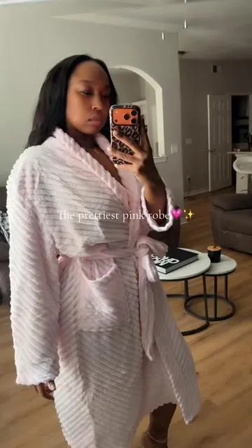 Yall I loveeee me a good robe. The color is so cute. So pink so prettyyyyy ☁️💗✨🛍️🛒 #robe #pinkrobe #robes #fyp #foryoupage 
