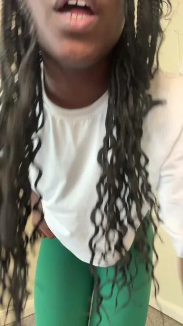 and there’s no front seam👀 #leggings #leggingsoftiktok #leggingsreview #comfyleggings #leggingsoutfit 