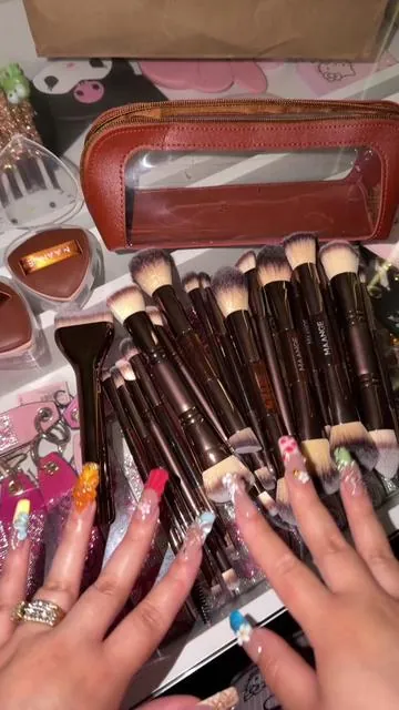 Hermosas brochas 🙂‍↔️🤎✨ #tiktokshop #tiktokshopfinds #makeupbrushes #brushes #dealsforyoudays 