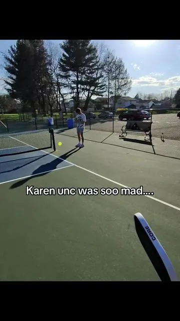 This paddle is BROKEN… #pickleball #pickleballpaddle #pickleballtiktok 