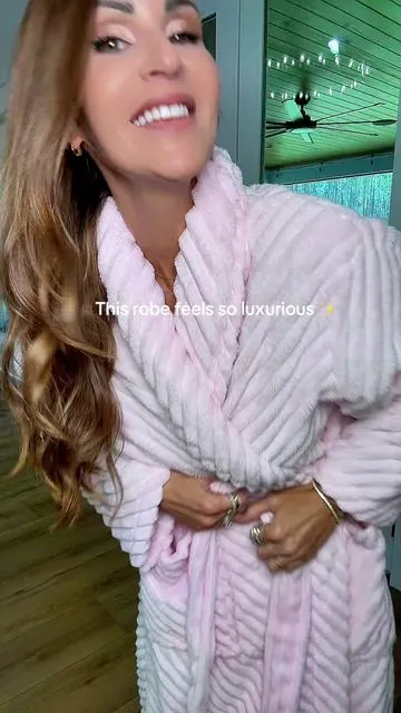 The perfect Mothers Day gift 💝 #bathrobe #robe #mothersdaygift #BigDreamStartSmall #selfcare @PAVILIA 