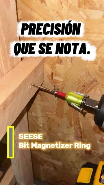 ¡Basta ya de agacharte! 😤 ¿Cansado de doblar la espalda 50 veces al día por un tornillo? Este anillo magnético lo mantiene en su lugar. Trabaja inteligente, no más forzado. Tu espalda te lo agradecerá.  #Magneticbitholder#fyp #MagneticBits #diy #tooltok 